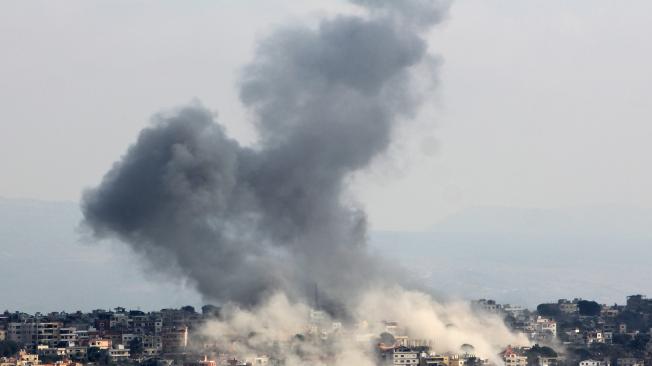 Khiam (Lebanon), 07/10/2024.- Smoke rises following an Israeli airstrike in the village of Khiam, as seen from Marjaayoun, close to the border with Israel, in southern Lebanon, 07 October 2024. According to the Lebanese Minister of Health, more than 2,000 people have been killed and more than 9,600 others have been injured in Lebanon since the beginning of the Israeli-Hezbollah conflict. Israel's military stated on 07 October, that the Israeli Air Force (IAF) has conducted 'extensive strikes' on Hezbollah targets in southern Lebanon. (Líbano, Hizbulá/Hezbolá) EFE/EPA/STRINGER