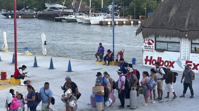 MEX1326. HOLBOX (MÉXICO), 07/10/2024.- Turistas son evacuados por autoridades de la isla de Holbox ante la llegada del huracán Milton, este lunes en Quintana Roo (México). La evacuación de la isla de Holbox, en el estado mexicano de Quintana Roo, la implementación de un esquema de 'toque de queda' (restricción de movilidad) y la ley seca (prohibida la venta de alcohol) son parte de las acciones preventivas del Gobierno estatal para enfrentar el paso del huracán Milton, de categoría 5, cuya trayectoria ha sorprendido. EFE/Alonso Cupul