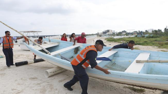 MEX1323. PROGRESO (MÉXICO), 07/10/2024.- Autoridades y pescadores retiran una embarcación de la playa, ante la posible llegada del huracán Milton, este lunes en el puerto de Progreso, Yucatán (México). Autoridades mexicanas alertaron este lunes de que Milton, que se intensificó por la mañana a huracán categoría 5, podría impactar durante la noche entre los municipios de Celestún y Progreso, en el estado de Yucatán, en el sureste del país, por lo que pidieron a la población extremar precauciones. EFE/Lorenzo Hernández