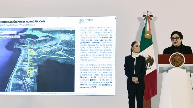 MEX1384. CIUDAD DE MÉXICO (MÉXICO), 08/10/2024.- La coordinadora nacional de Protección Civil, Laura Velázquez (d) habla durante una rueda de prensa en Palacio Nacional este martes, en Ciudad de México (México). Las autoridades mexicanas reportaron este martes saldo blanco tras el paso del huracán Milton, que evitó tocar tierra el lunes, pero estuvo a menos de 100 kilómetros de la península de Yucatán, en el sureste del país, donde hay inundaciones. EFE/ José Méndez