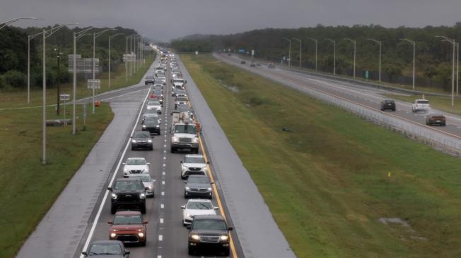 Vehículos en la carretera se dirigen hacia el este por la I-75 desde la costa oeste de Florida ante la llegada del huracán Milton.