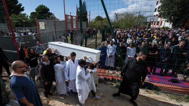 Familiares de Nessim Ramdane sostienen su ataúd durante una ceremonia en la mezquita del Mediterráneo (mezquita de la Mediterranee) en Marsella, sur de Francia, el 8 de octubre de 2024, en homenaje a Nessim Ramdane, chofer de una aplicación de servicio de transporte y víctima colateral de narcotráfico, asesinado por un adolescente contratado como sicario el 4 de octubre de 2024.