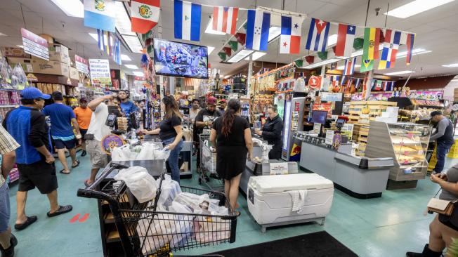 La gente compra suministros en una tienda de comestibles mientras se preparan para el huracán Milton en Bradenton, Florida, EE.UU., 09 de octubre de 2024.