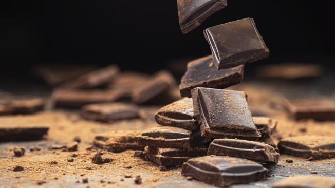 El chocolate está hecho de semillas tropicales de árbol de cacao Theobroma.