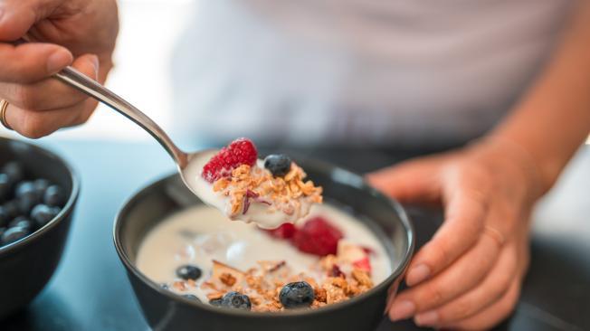 El yogur es ideal para acompar con el desayuno, la cena y la merienda.