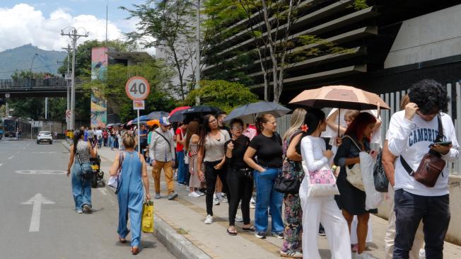 Las filas de personas esperando para ingresar rodeaban el exterior del centro comercial.