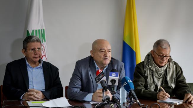 Miembros del partido Los Comunes realiza una rueda de prensa , Compromiso con la verdad y justicia en la foto Carlos Antonio Lozada (c) Rodrigo Granda  (d) Pablo Catatumbo (i) Bogotá  9 de octubre del 2024 . Foto MAURICIO MORENO CEET EM TIEMPO