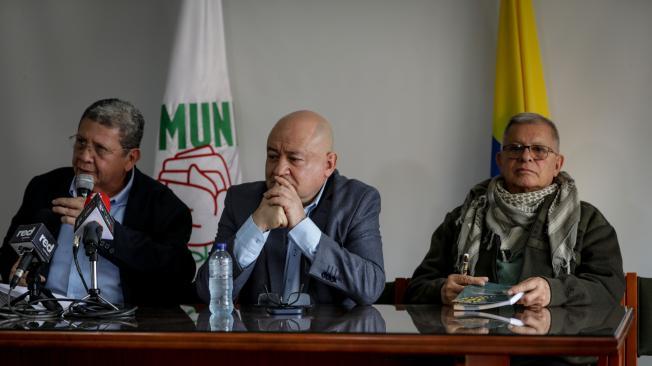 Miembros del partido Los Comunes realiza una rueda de prensa , Compromiso con la verdad y justicia en la foto Carlos Antonio Lozada (c) Rodrigo Granda  (d) Pablo Catatumbo (i) Bogotá  9 de octubre del 2024 . Foto MAURICIO MORENO CEET EM TIEMPO