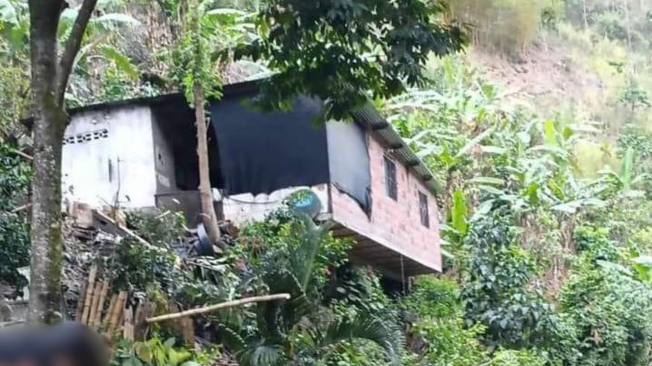 El hecho fue causado por un deslizamiento de tierra tras las lluvias que habían caído en las últimas horas.