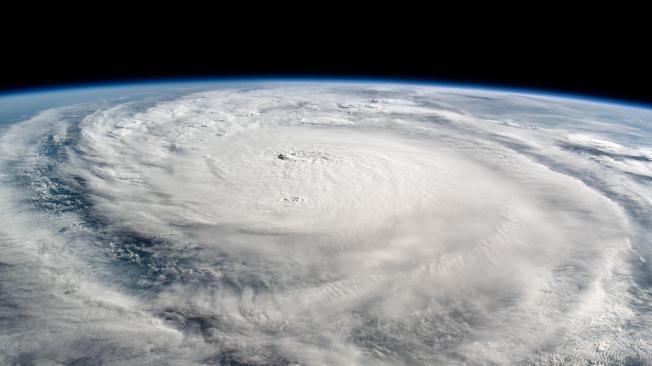 USA7605. MIAMI (FL, EEUU), 09/10/2024.- Fotografía del 08 de octubre de 2024 publicada este miércoles por la Estación Espacial Internacional (EEI) donde se observa el ojo del huracán Milton sobre el Golfo de México. El huracán Milton, de categoría 4, ha crecido de tamaño en las últimas horas en su camino hacia la costa oeste de Florida, estado del sureste de EEUU en donde ya se han producido los primeros tornados y se espera la llegada de este poderoso ciclón como el primero de su tipo en más de un siglo. EFE/EEI /SOLO USO EDITORIAL /NO VENTAS /SOLO DISPONIBLE PARA ILUSTRAR LA NOTICIA QUE ACOMPAÑA /CRÉDITO OBLIGATORIO