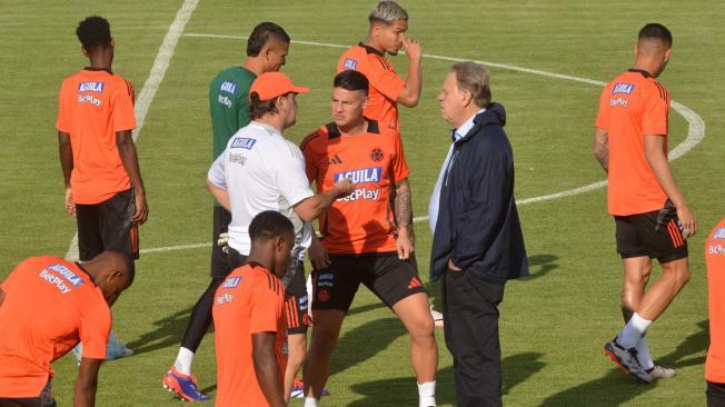 Selección Colombia, en Cochabamba. En la foto, Néstor Lorenzo, James Rodríguez y Ramón Jesurún.