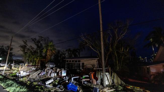 Escombros en una calle dejada por el huracán Milton en Bradenton, Florida, EE.UU., 10 de octubre de 2024.