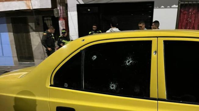El taxi implicado en la balacera recibió múltiples impactos de bala por parte de los extranjeros asesinados.
