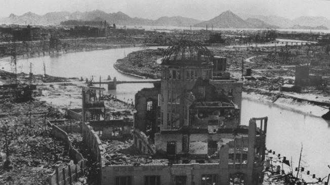 Fotografía de septiembre de 1945 de los restos del Edificio de Promoción Industrial de la Prefectura tras el bombardeo nuclear de Hiroshima, Japón.