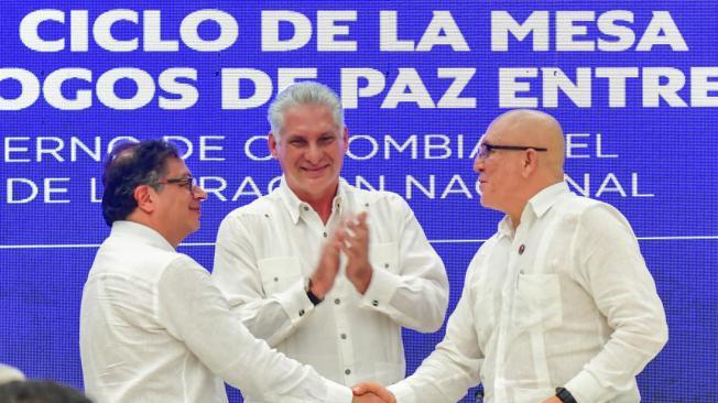 Antonio García y Gustavo Petro en la firma del cese del fuego en La Habana