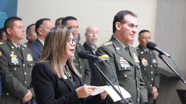 Fiscal general Luz Adriana Camargo y el director de la Policía.