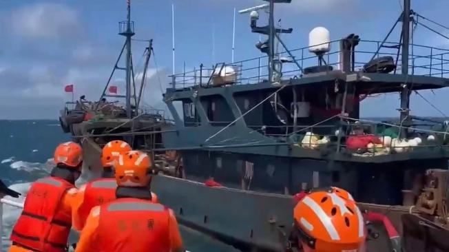 La Guardia Costera de Taiwán persigue a un supuesto barco pesquero de China.