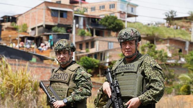 El comandante de las FF.MM. almirante Francisco Cubides en El Plateado