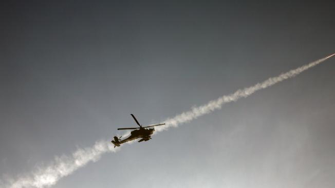 Un helicóptero Apache israelí dispara un misil contra un objetivo en el Líbano, visto desde Miilya, en el norte de Israel, el 13 de octubre de 2024.