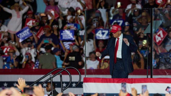 Donald Trump baila durante un mitin electoral en Coachella (California), el 12 de octubre de 2024.