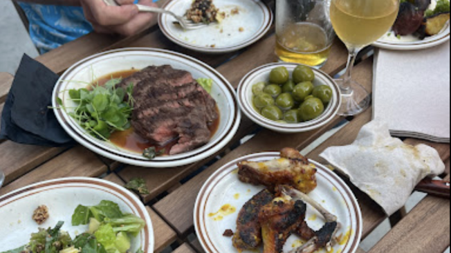 Ofrecen un pequeño menú ideal para maridar con sus vinos.