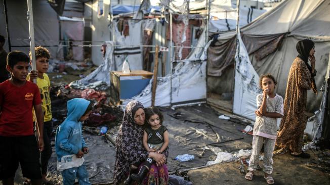 Palestinos junto a sus tiendas de campaña destruidas en un campamento para desplazados internos en las instalaciones del Hospital al-Aqsa.