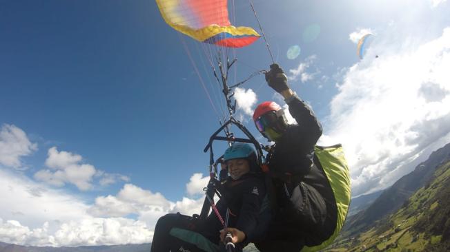 Julián Andrés Martínez, parapentista, y su esposa Adriana Quintero.