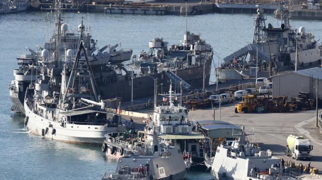 los barcos de misiles clase Kuang Hua VI de la Marina de Taiwán maniobran en el puerto militar de Keelung en la ciudad de Keelung, Taiwán, 14 de octubre de 2024.