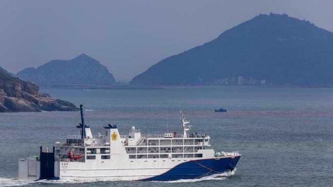 Un ferry de pasajeros navega frente a la costa del municipio de Nangan, en las islas Matsu, el 15 de octubre de 2024, un día después de que China llevara a cabo los ejercicios militares "Joint Sword-2024B" alrededor de Taiwán.