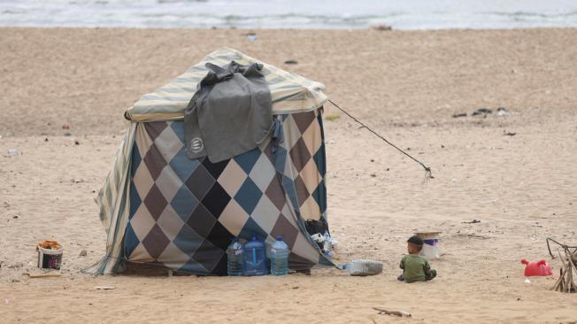 Familias desplazadas se refugian en un campamento improvisado en la arena de la playa Ramlet al-Bayda de Beirut.