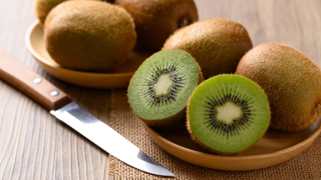 Esta fruta es conocida por su alto contenido de vitamina C.