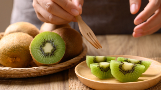 Además de sus beneficios físicos, el kiwi tiene un notable impacto en el bienestar emocional.