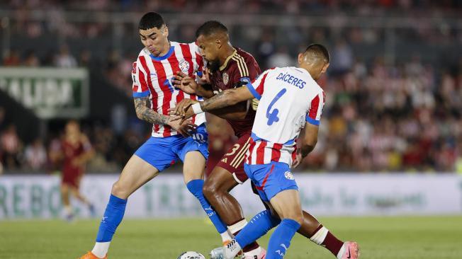 AMDEP8830. ASUNCIÓN (PARAGUAY), 15/10/2024.- Miguel Almiron (i) de Paraguay disputa un balón con Salomón Rondón (c) de Venezuela este martes, en un partido de las eliminatorias sudamericanas para el Mundial de 2026 en el estadio Defensores del Chaco en Asunción (Paraguay). EFE/ Juan Pablo Pino