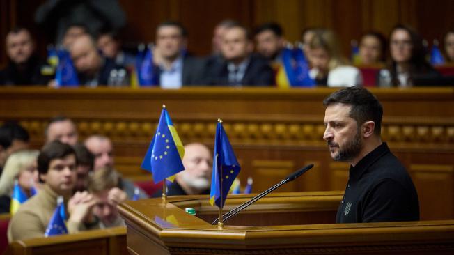 El presidente de Ucrania, Volodimir Zelenski, se dirige a los miembros del Parlamento ucraniano en Kiev.