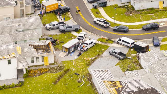 Muchas zonas residenciales del estado aún sufren por las inundaciones y el agua estancada dentro de su hogar tras el paso del huracán Milton.