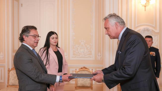 Presidente Gustavo Petro recibe las cartas credenciales del embajador de Argentina, Mario Raúl Verón Guerra.