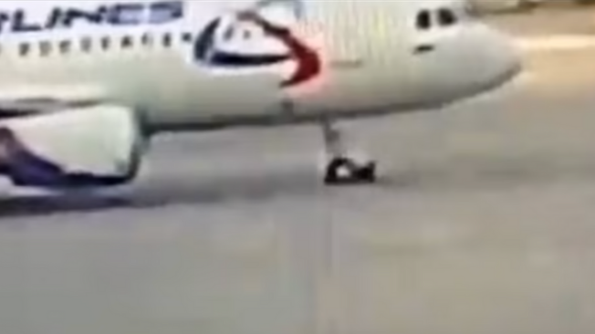 Sus piernas fueron aplastadas por el avión.