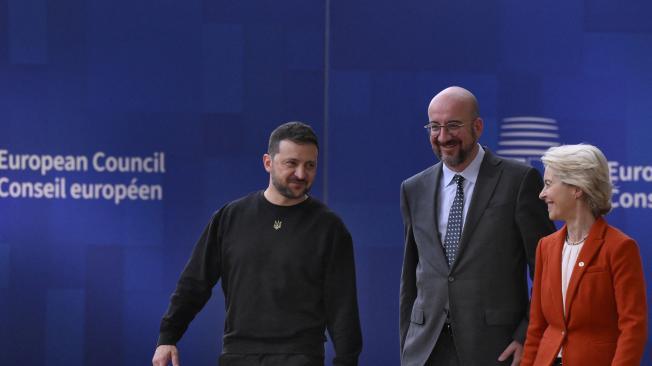 El presidente de Ucrania, Volodimir Zelenski (izq.), el presidente del Consejo Europeo, Charles Michel, y la presidenta de la Comisión Europea, Ursula von der Leyen.