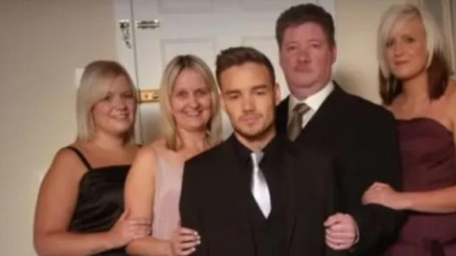 Liam Payne junto a sus padres y hermanas.