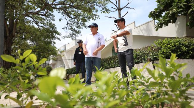 El alcalde Alejandro Char y el secretario de Obras Rafael Lafond durante un recorrido por la obra.