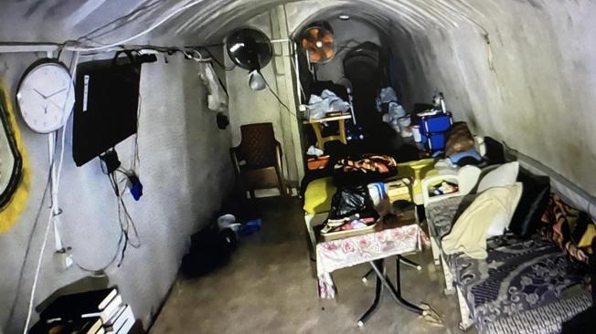 Imagen del túnel subterráneo donde permaneció el máximo líder de Hamás, Yahya Sinwar, junto a su familia, antes de la masacre perpetrada por el grupo palestino el 7 de octubre.