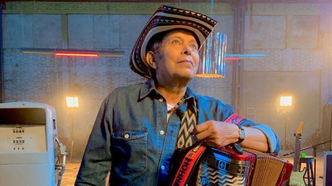 Fue coronado como rey vallenato en 1985.