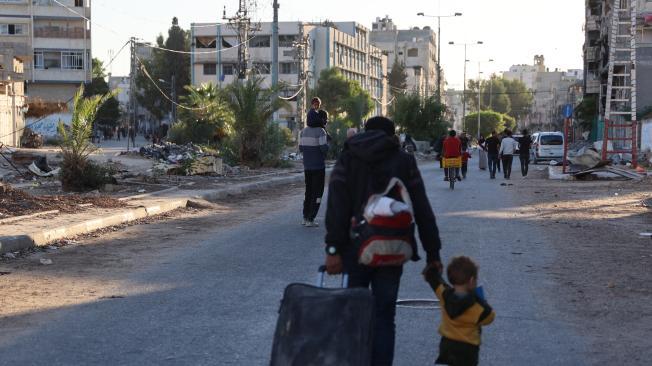 Palestinos desplazados, a los que el ejército israelí ordenó abandonar la escuela de Beit Lahia en la que estaban refugiados.