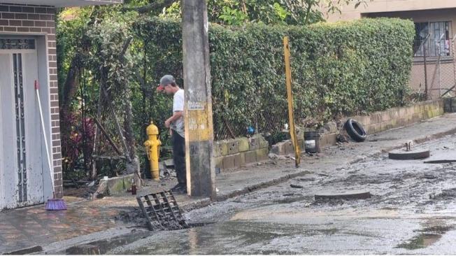 Las fuertes lluvias de las últimas horas afectaron a varias viviendas y vehículos de la localidad al sur del Valle de Aburrá.