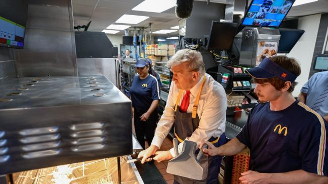 Fotografía tomada de la cuenta en X del asesor de comunicación del candidato republicano a la Casa Blanca, el expresidente (2017-2021) Donald Trump, Dan Scavino Jr., donde se ve a Trump cocinando papas fritas en un local de McDonald's en Feasterville (EE.UU.). Trump hizo campaña en un local de McDonald's en el estado clave de Pensilvania, donde acusó a su rival demócrata, la vicepresidenta Kamala Harris, de haberse inventado que de joven trabajó para esta cadena de comida rápida. EFE/ @danscavino /SOLO USO EDITORIAL/ SOLO DISPONIBLE PARA ILUSTRAR LA NOTICIA QUE ACOMPAÑA (CRÉDITO OBLIGATORIO)