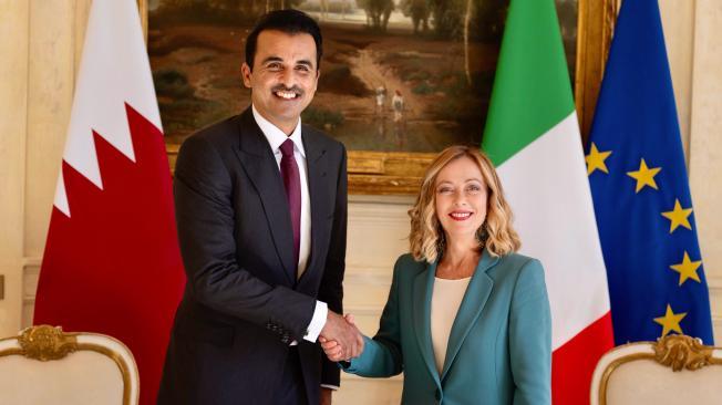 La primera ministra italiana, Giorgia Meloni, se reunió este lunes en Roma con el emir de Catar, Tamim bin Hamad al Thani, con quien abordó la guerra de Gaza -en la que Doha es principal mediador- y el llamado plan Mattei, el proyecto de la líder ultraderechista para invertir en África con metas como limitar la migración a Europa. EFE/Palazzo Chigi SOLO USO EDITOYIAL/SOLO DISPONIBLE PARA ILUSTRAR LA NOTICIA QUE ACOMPAÑA (CRÉDITO OBLIGATORIO)