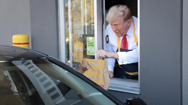 Trump cocinó y vendió papas fritas luciendo un delantal del restaurante.