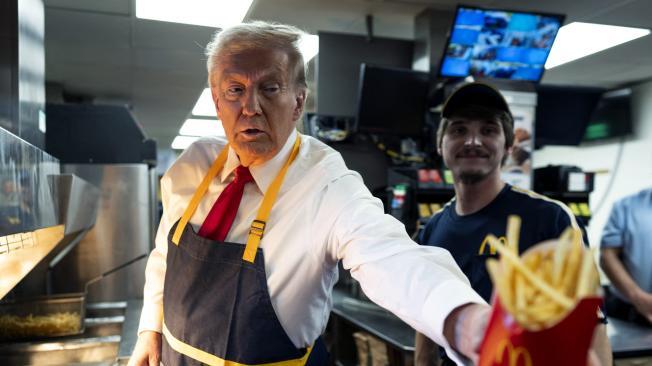 Trump aprovechó su visita a McDonald's para acusar a su rival demócrata, la vicepresidenta Kamala Harris, de mentir sobre haber trabajado en dicho restaurante.