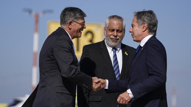 El Secretario de Estado de EE. UU., Antony Blinken, es recibido por el embajador de EE. UU. en Israel Jack Lew (izq.) y el director general adjunto para América del Norte del Ministerio de Asuntos Exteriores israelí, Lior Hayat.