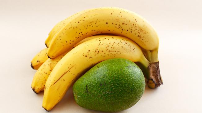 Los bananos y los agucates contiene vitaminas.